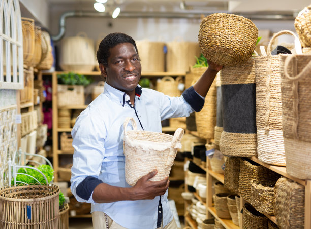 非裔美国人在家庭用品商店购买柳条篮子图片下载
