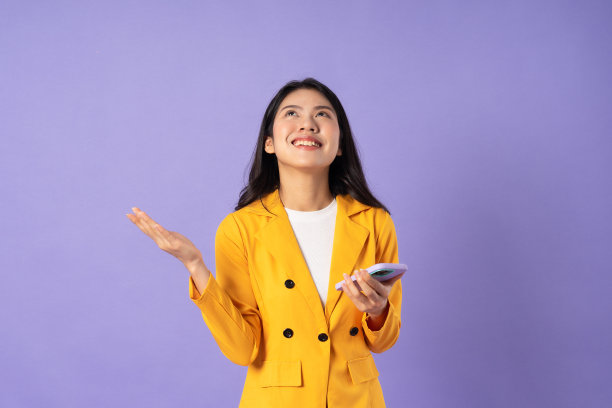 紫色背景上年轻女商人的肖像图片下载