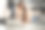 美丽的女性在家里的地板上放松，使用笔记本电脑图片下载