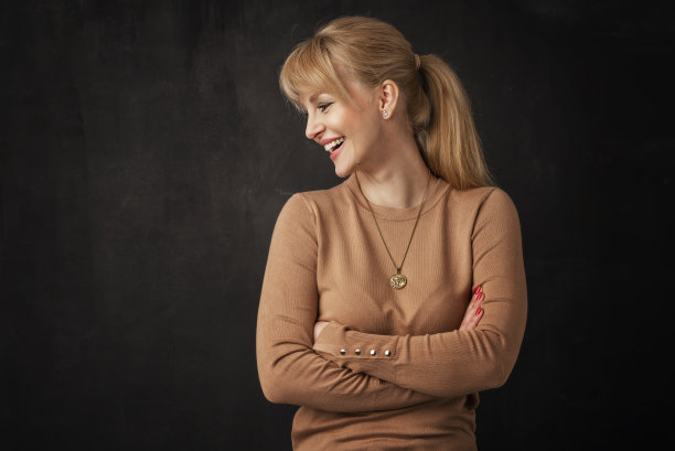 工作室肖像的一个有吸引力的中年妇女对黑暗的背景图片下载