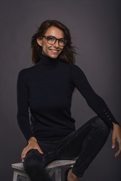 有吸引力的黑发女人在孤立的背景摆姿势的工作室肖像图片下载