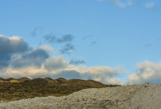 石灰采石场上的山，蓝天上的云图片下载