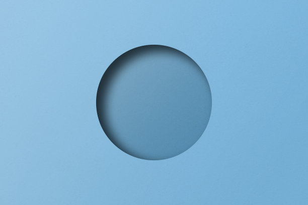 浅蓝色的纸剪成圆洞，用光和影叠在一起。图片下载