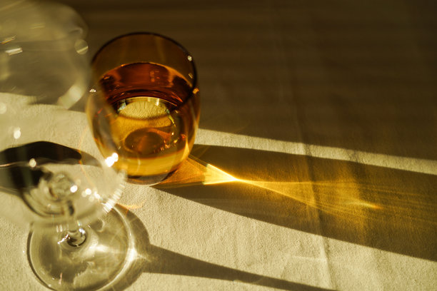 桌上放着水杯图片下载