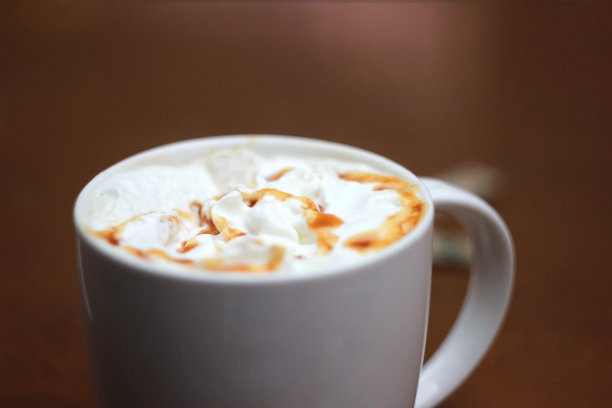 特写抽象焦糖形状的咖啡拉花艺术。杯子里的液体质地。高质量的照片。图片下载