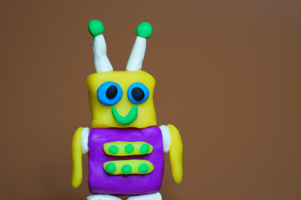 由橡皮泥制成的有趣的玩具机器人。图片下载