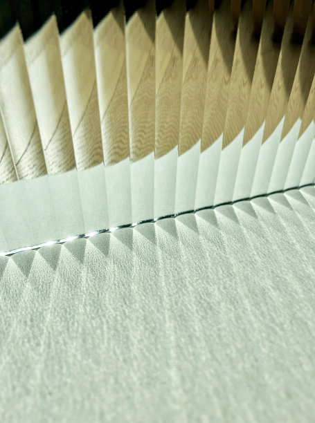 日光透过波纹玻璃折射出阴影。光的折射。图片下载