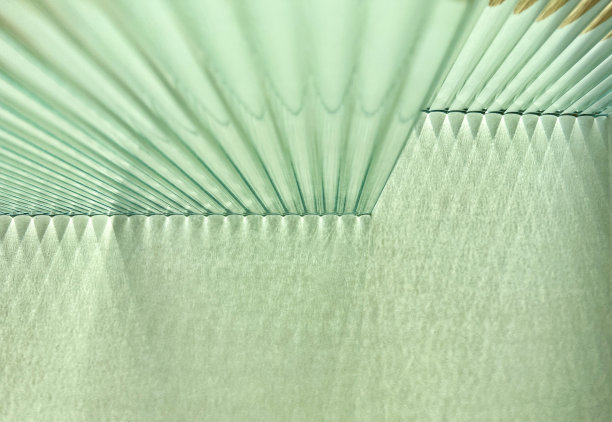 双层芦苇玻璃将自然光折射成明暗的组合。图片下载