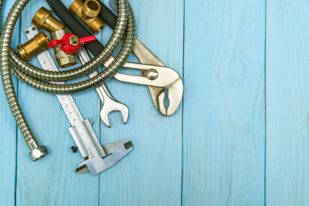 管道工具和软管是由工匠在修理前准备的图片下载