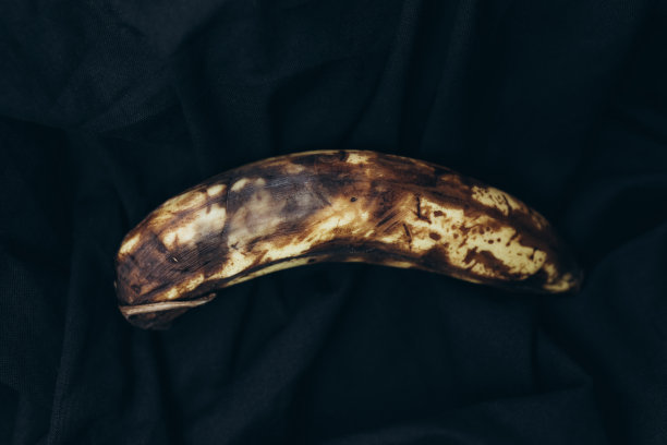 黑色背景上的烂香蕉图片下载