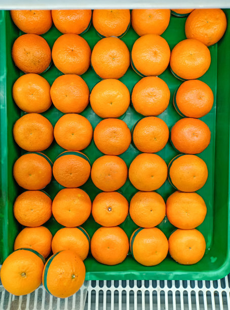 市场货架上的橙子水果图片下载