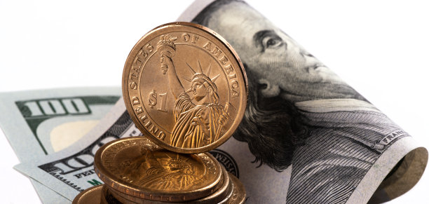 1美元硬币和100美元纸币图片下载