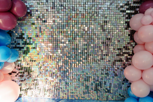 五颜六色的气球和一面墙的方块闪闪发光的亮片。图片下载