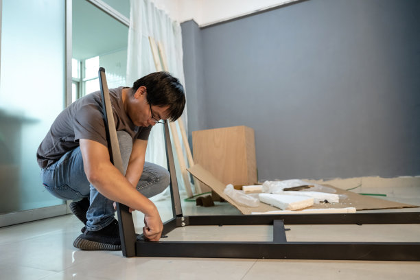 一名男性安装工正在安装家具图片下载