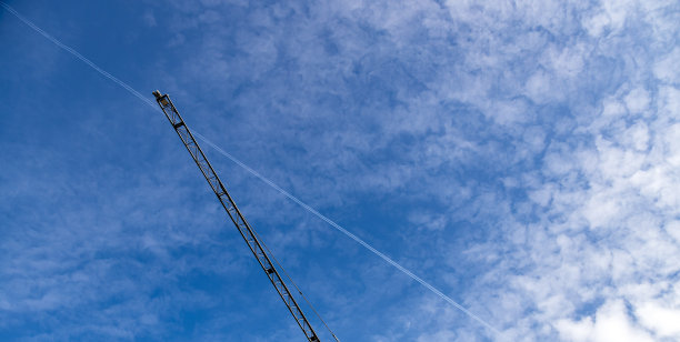 在意大利威尼托的Piove di Sacco，美丽的蓝天与云，喷气式飞机和起重机机械图片下载