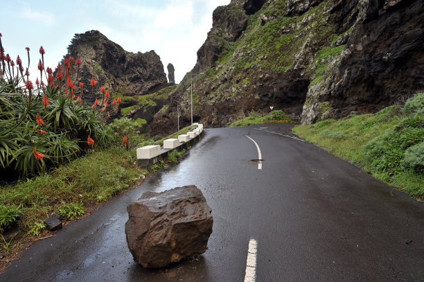 巨石从岩石上掉下来图片下载