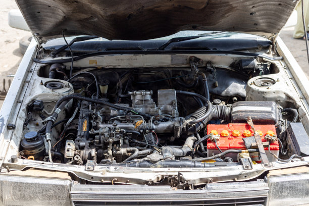 一辆日本车的旧柴油发动机图片下载