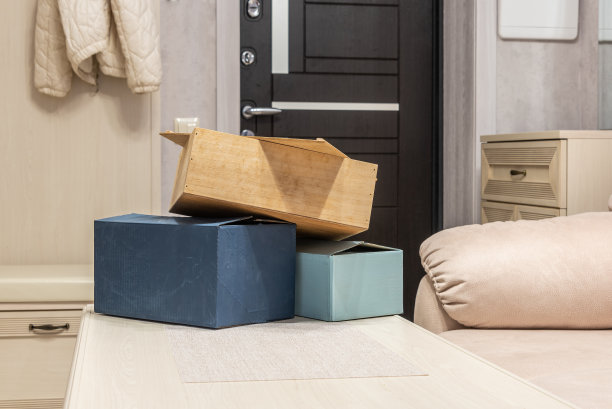 打包箱子放在走廊门边的桌子上。图片下载