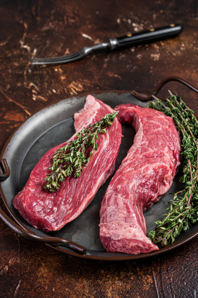 百里香牛排。黑暗的背景。俯视图图片下载
