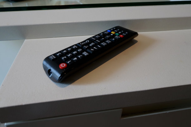 早上有电视遥控器和一杯咖啡图片下载