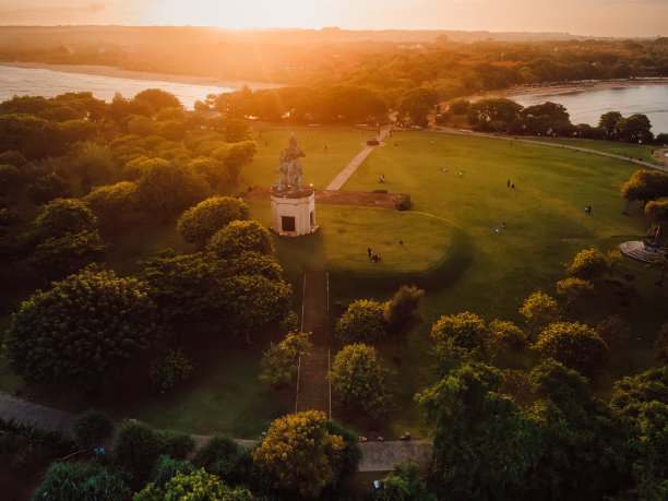 努沙杜瓦公园与巴厘岛的纪念碑和温暖的日落在巴厘岛，鸟瞰图图片下载