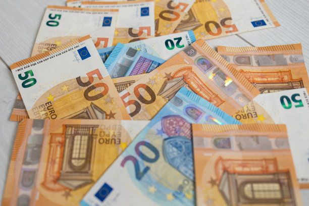 欧元钞票。白色木质背景的50欧元和20欧元钞票。平铺的欧元纸币图片下载