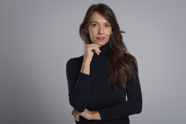 美丽的中年妇女工作室肖像站在孤立的灰色背景图片下载