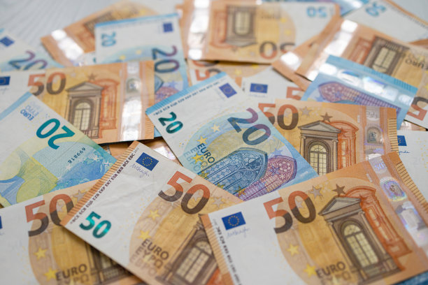 欧元钞票。白色木质背景的50欧元和20欧元钞票。平铺的欧元纸币图片下载