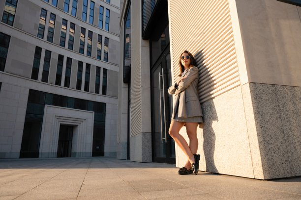 成功的女商人站在现代办公背景，创业和经营理念。图片下载