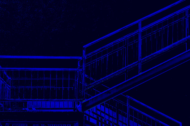 深蓝色月光下的蓝色金属楼梯平台和墙壁图片下载