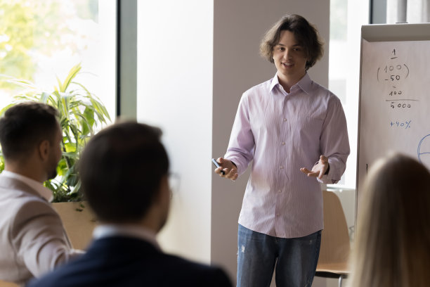 会议室里公司员工的专业培训或研讨会活动图片下载