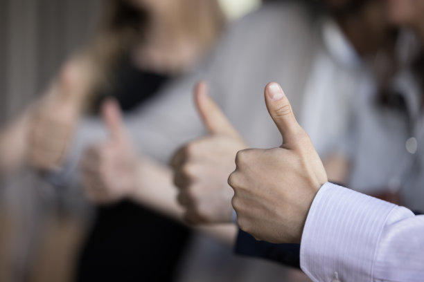 员工竖起大拇指的特写图片下载