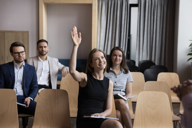 工作坊中举手提问的女员工图片下载
