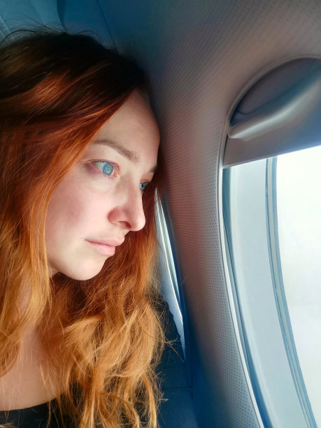 女人从舷窗向外看图片下载