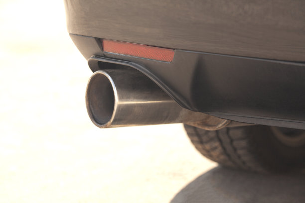 黑色跑车排气管。图片下载