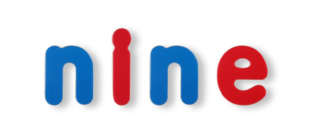 九个字在彩色磁字母在白色与修剪路径概念图片下载