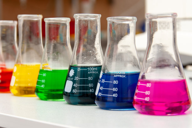 装有溶液的化学烧瓶图片下载