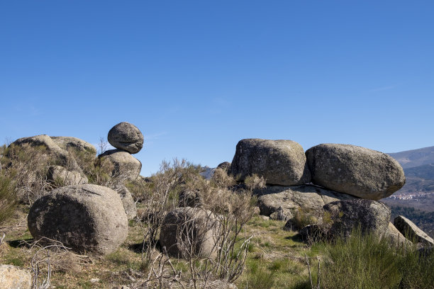 花岗岩的形成:山脉中大型花岗岩的形成图片下载