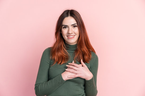 微笑的女人穿着温暖的毛衣图片下载