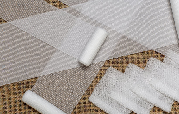 用于包扎受伤和骨折的医用绷带图片下载