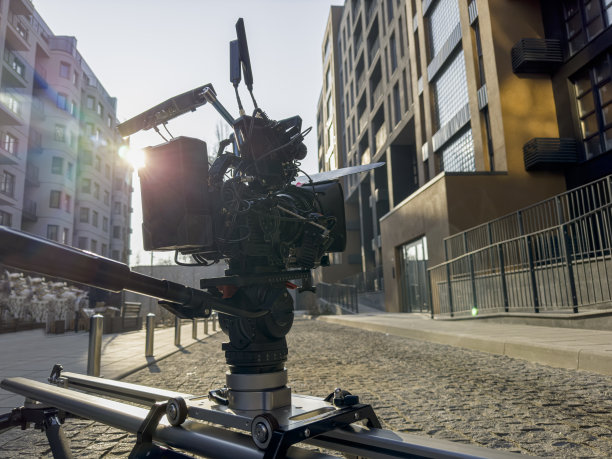 电影摄像机在滑块上。太阳的光线。在城市的户外拍摄图片下载