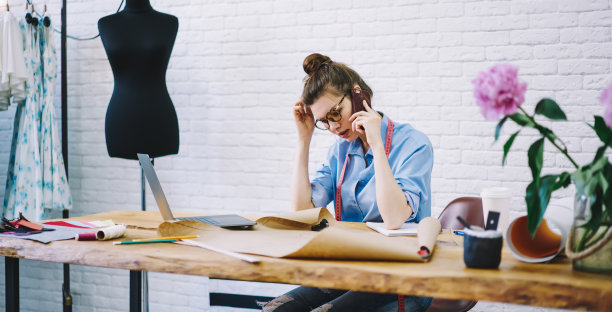 小裁缝正在讨论手机新项目图片下载