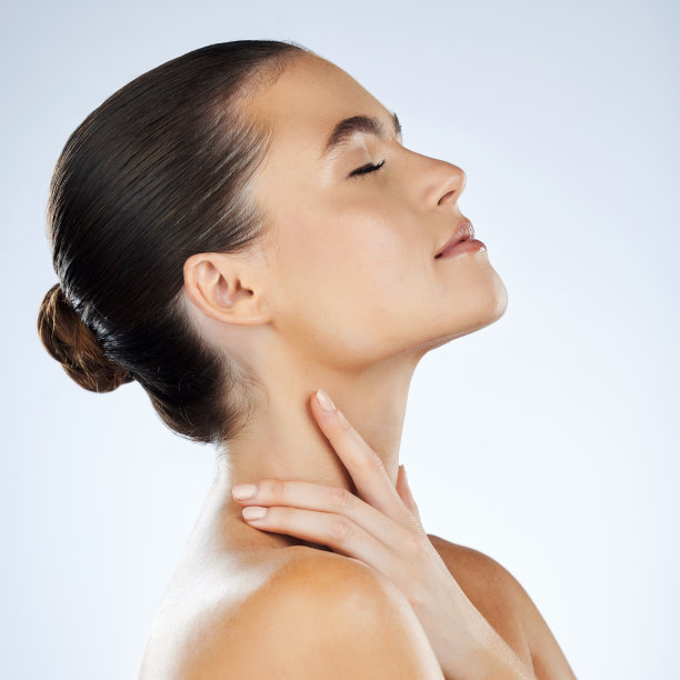 脸，女人和眼睛闭着皮肤，内容与护肤和美容面部隔离在工作室背景。美容护理，美甲和发光，皮肤健康与天然化妆品模型图片下载