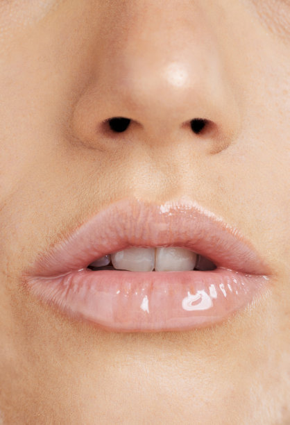 嘴唇，化妆和美丽的女人与口红的光泽和自然光泽的皮肤。面部，口鼻缩放的美容模型，用于自我护理，护肤和身体健康化妆品或胶原蛋白填充图片下载