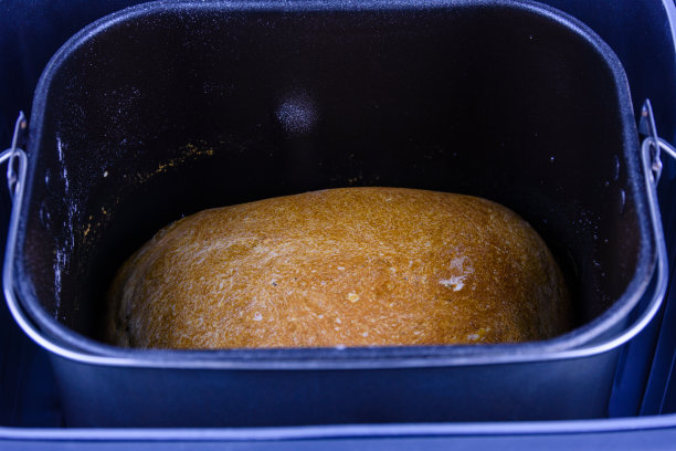 在自动面包机中准备的白面包图片下载