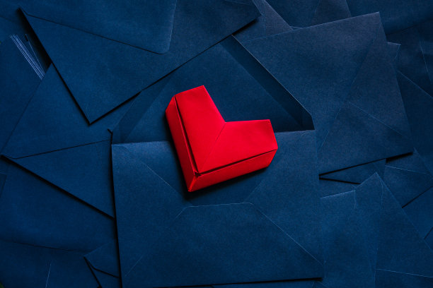红纸心和蓝色信封，情书的想法，蓝色信封和红色的心溢出。图片下载