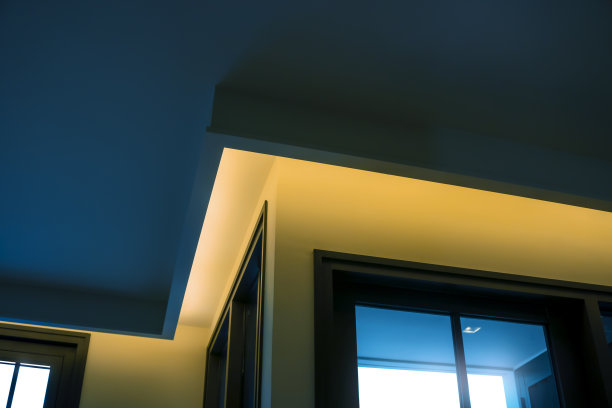 室内隐藏LED照明上方的窗户玻璃。图片下载