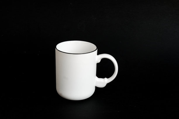 白色的杯子。白色带红心的杯子，背景为茶或咖啡。图片下载