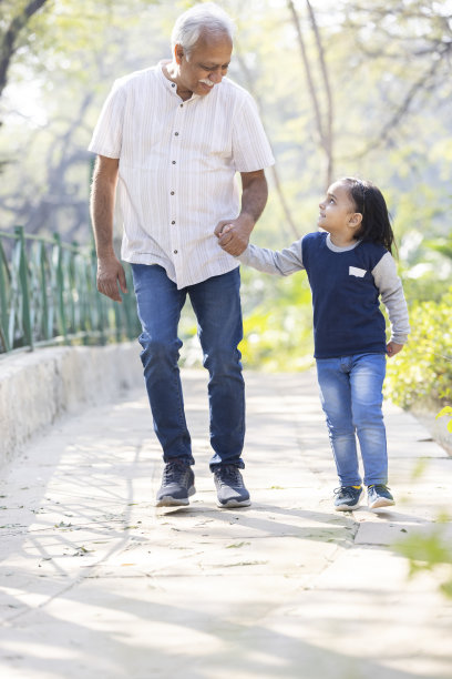 无忧无虑的爷爷和孙女在公园玩耍图片下载