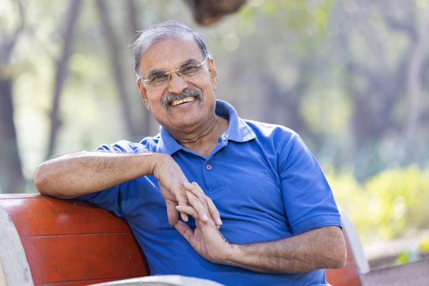 公园里快乐的老人图片下载